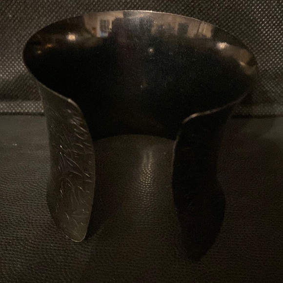 #5- Vintage Pewter engraved design cuff bracelet - Picture 6 of 8